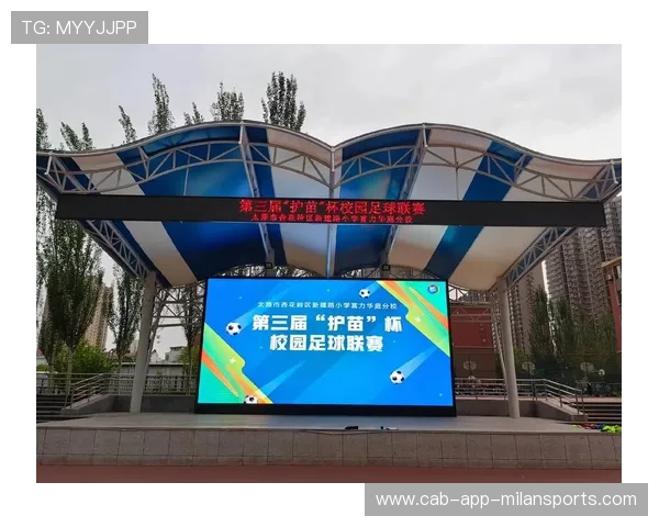 足球联赛在青训扶持中鼓励俱乐部建立家校社联动的成长机制，足球俱乐部和学校合作的模式